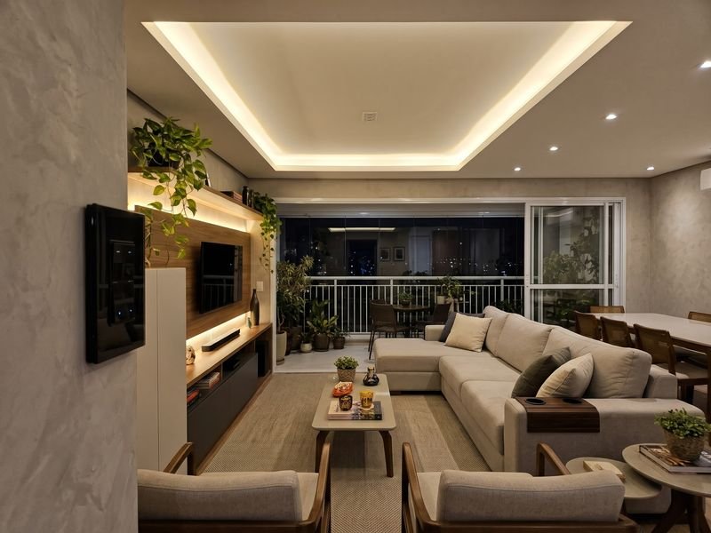 Sala de estar com luz indireta no forro e interruptor touch na parede